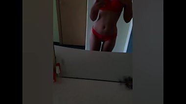 Ð ÑƒÑÑÐºÐ°Ñ ÑˆÐºÐ¾Ð»ÑŒÐ½Ð¸Ñ†Ð° ÑÐ½Ð¸Ð¼Ð°ÐµÑ‚ Ñ‚Ñ€ÑƒÑÐ¸ÐºÐ¸