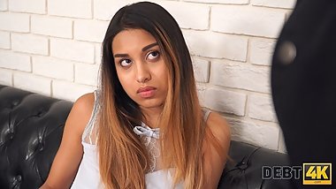 Debt4k. Farbige Kokette Roxy Lips, die von der Leihstelle fur alle ihre