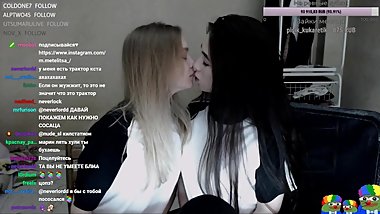 2 Russian girls make out on Twitch stream after a big donation.