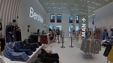 Blowjob in the fitting room - Real amateur