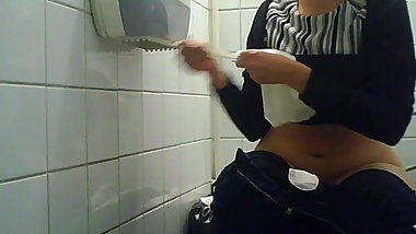 Russian college students on the toilet, view of the pussy 3