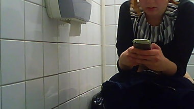 Russian college students on the toilet, view of the pussy 1