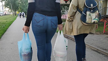Juicy ass girls shaking in tight jeans