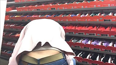 shopping jeans ass